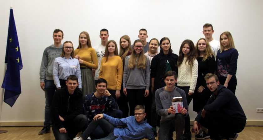 Realizēts jauniešu iniciatīvu projekts “Vakarēšana Latvijas simtgades zīmē”