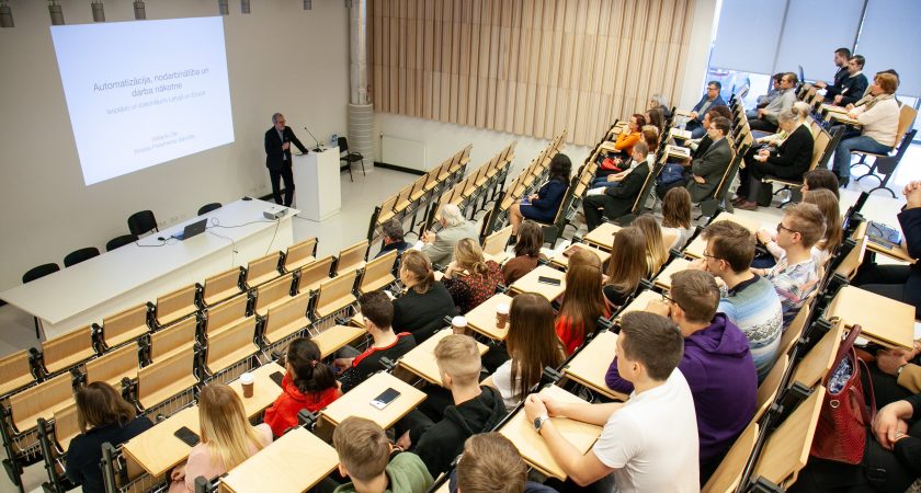 ATV skolēni apmeklē Eiropas Parlamenta deputāta Roberta Zīles vieslekciju