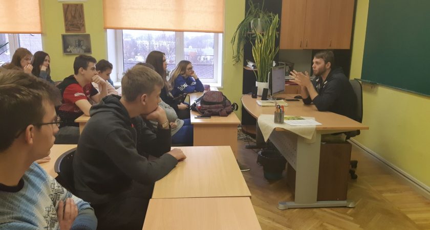 Skolēni tikās ar ģimenes ārstu Kārli Vilkasti