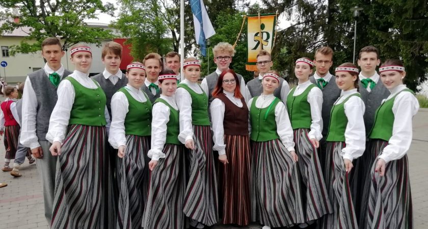 ATV dejotāji ar raitu dejas soli ieskandināja Alūksni