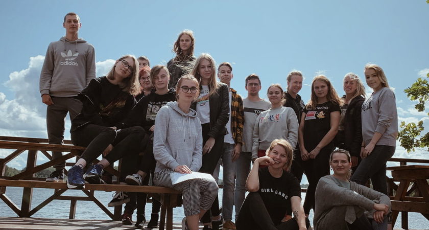 ATV skolnieces piedalās neformālajās apmācībās uzņēmējdarbībā