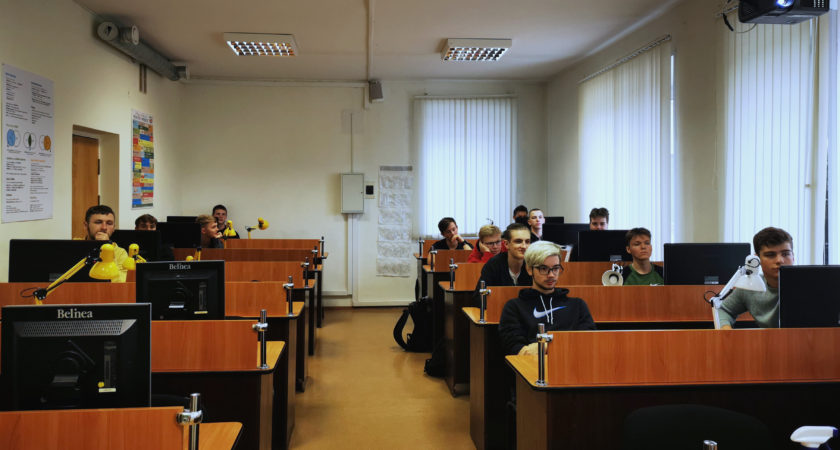 12.B klases skolēni piedalās Satversmes Tiesas vebinārā “Skolēns – atbildīgs Latvijas pilsonis”