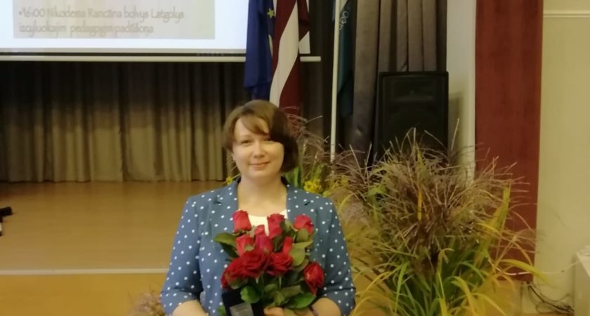 ATV skolotāja Sandra Trošina saņem Nikodema Rancāna balvu