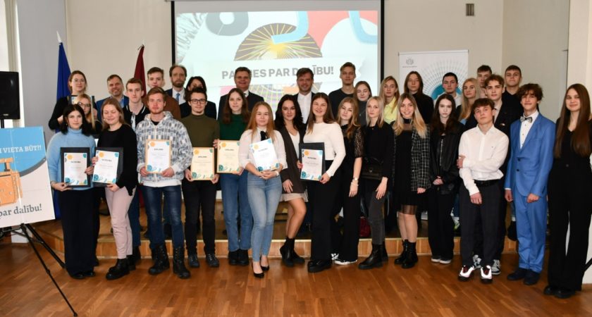 Apbalvo skolēnu video konkursa “Konkurencei vieta būt?!” laureātus