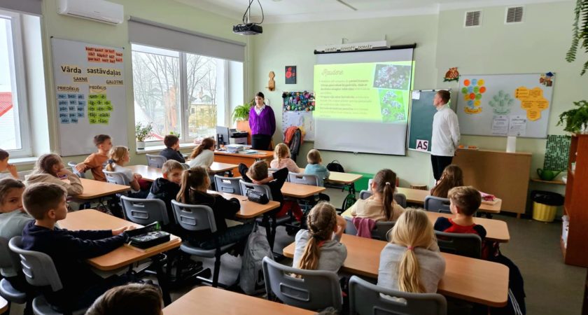 Erasmus + projekta “Back to Green” vides klubiņa dalībnieki organizē nodarbības  Rēzeknes sākumskolā