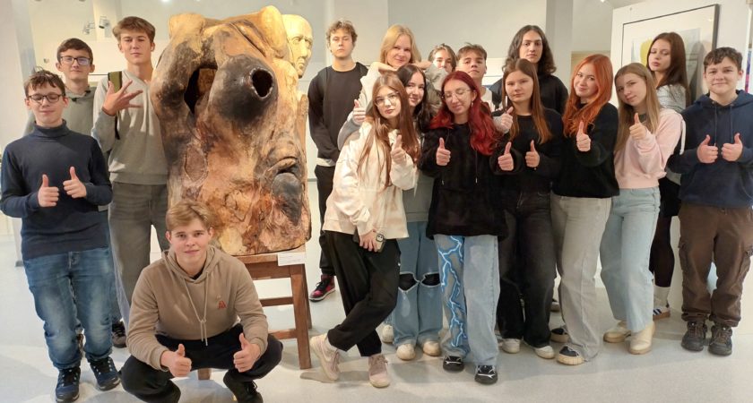 ATV skolēni apmeklē izstādi “Šūpoles”